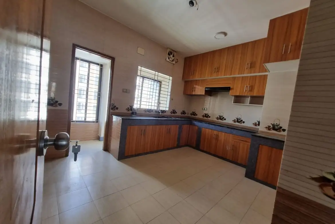 2547 Sqft Used Flat for Sale in Bashundhara R/A Image 3