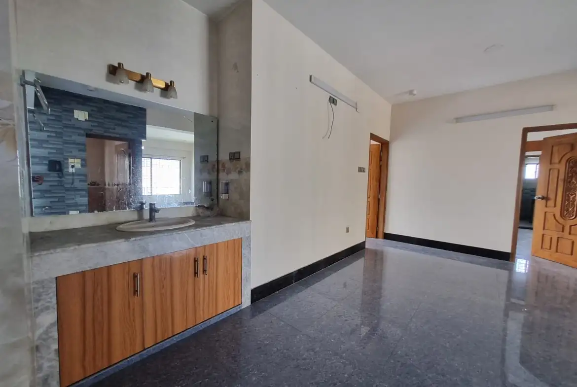 2547 Sqft Used Flat for Sale in Bashundhara R/A Image 2