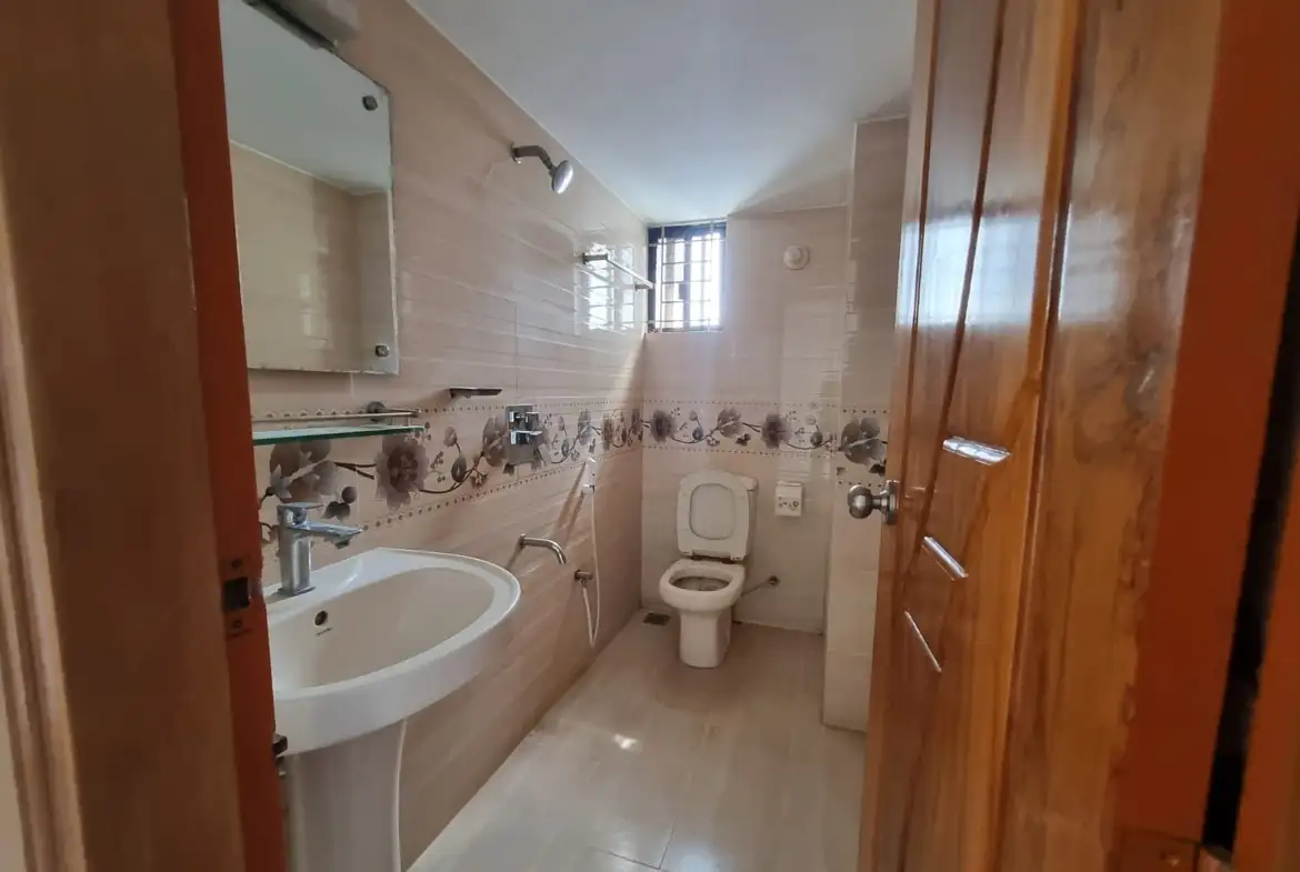 2547 Sqft Used Flat for Sale in Bashundhara R/A Image 1