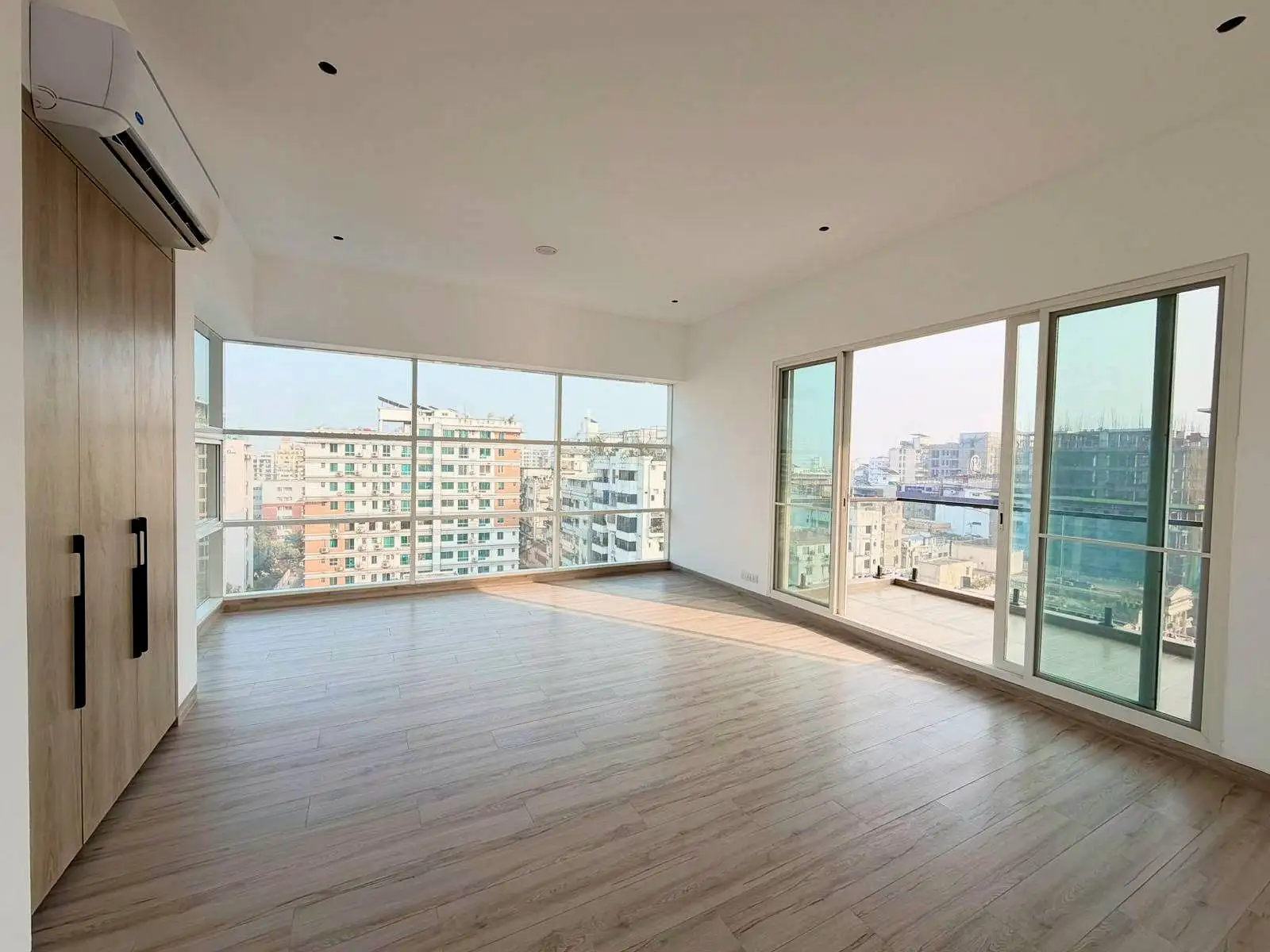 Brand-New 4500 SFT Luxury Residence with Central AC & Private Pool for Rent in Dhaka, Gulshan-2 | 11th Floor Image 3