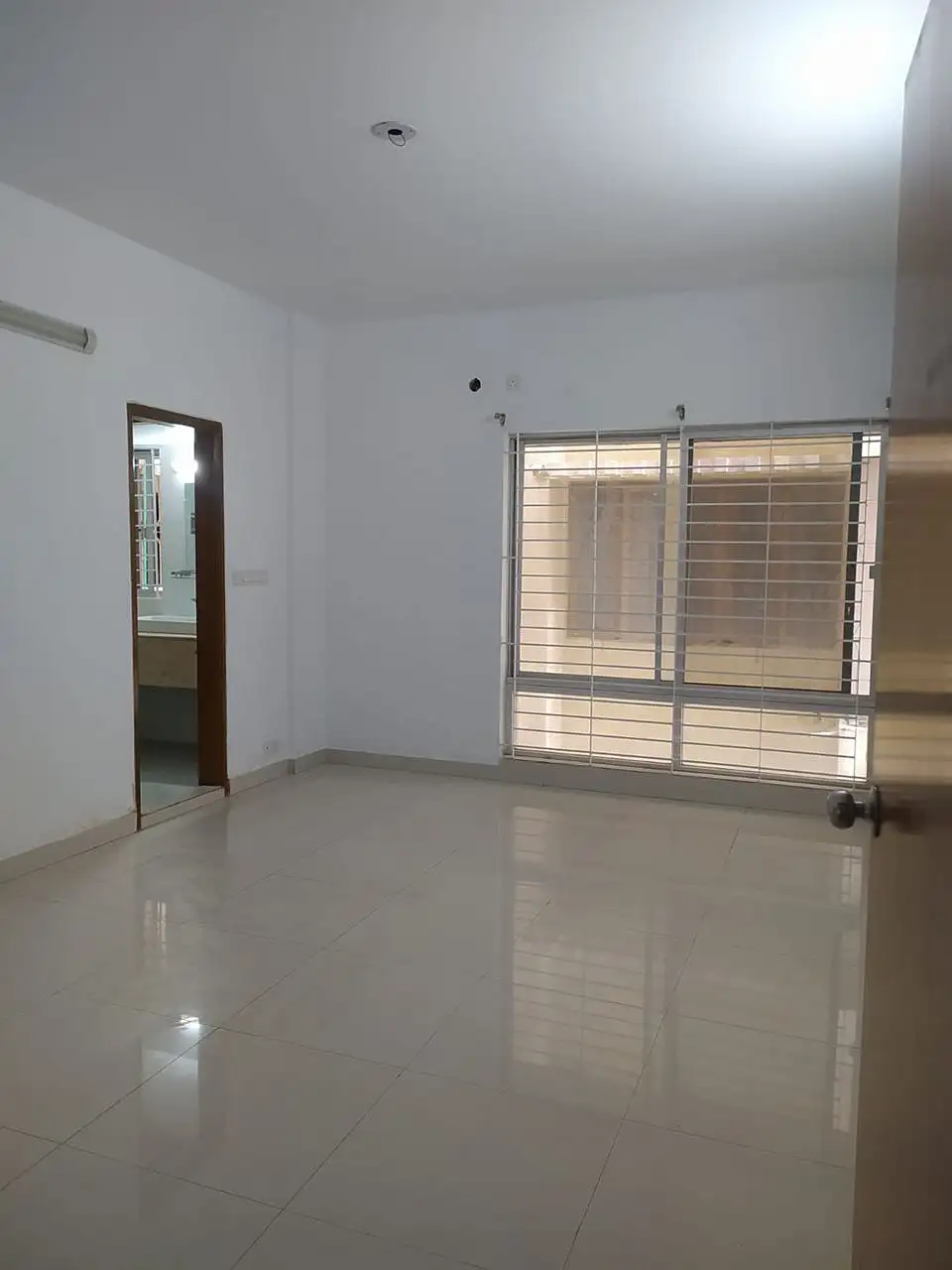 1700 SFT - 3-Bedroom Residential Apartment Rent for Office in Dhaka in Mohakhali DOHS - Image 1