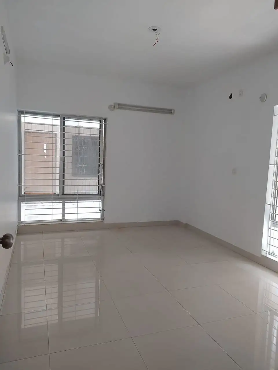 1700 SFT - 3-Bedroom Residential Apartment Rent for Office in Dhaka in Mohakhali DOHS - Image 2