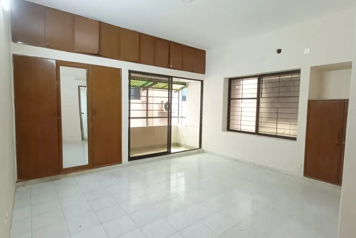 Spacious 3-Bedroom East-Facing Apartment for Sale in Gulshan-1 – 1575 SFT Image 3
