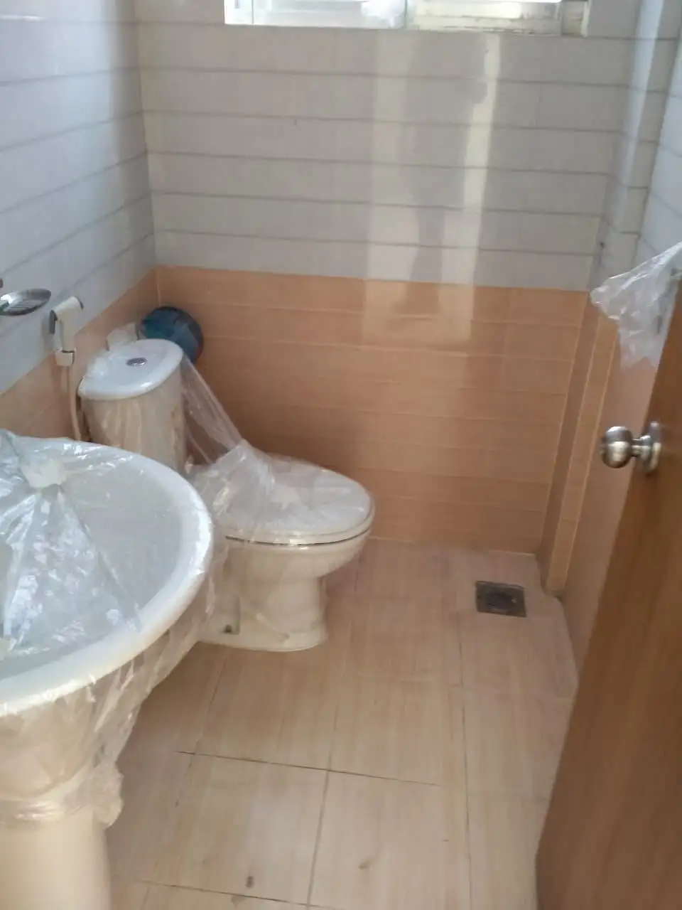 Prime 1570 SFT 3-Bedroom Apartment Sale in Dhaka, Bashundhara R-A Image 1