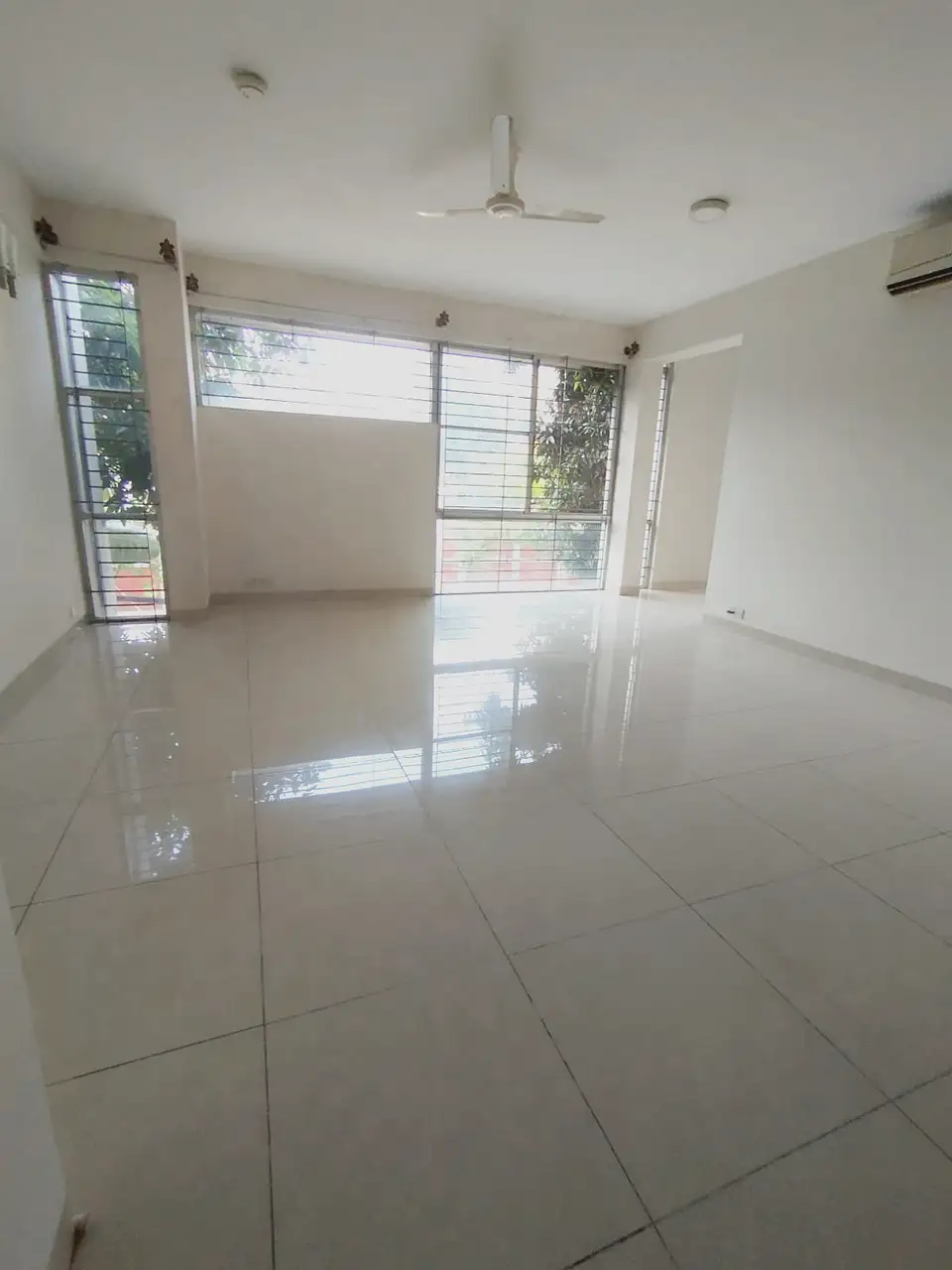 3000 SFT - 4-Bedroom Residential Apartment Rent in Dhaka in Baridhara Image 4