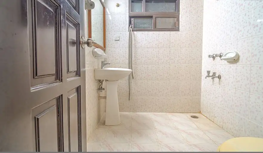 4-Bedroom Luxury Apartment for Rent in Gulshan 2, Dhaka Image 4