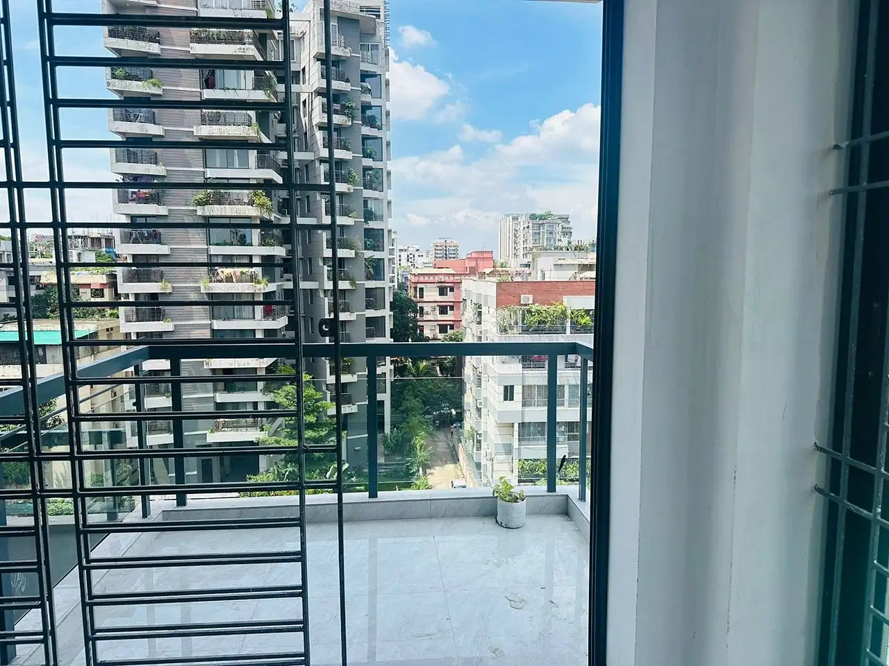 3-Bedroom 2205 SFT Apartment Sale in Dhaka, Dhanmondi Image 3