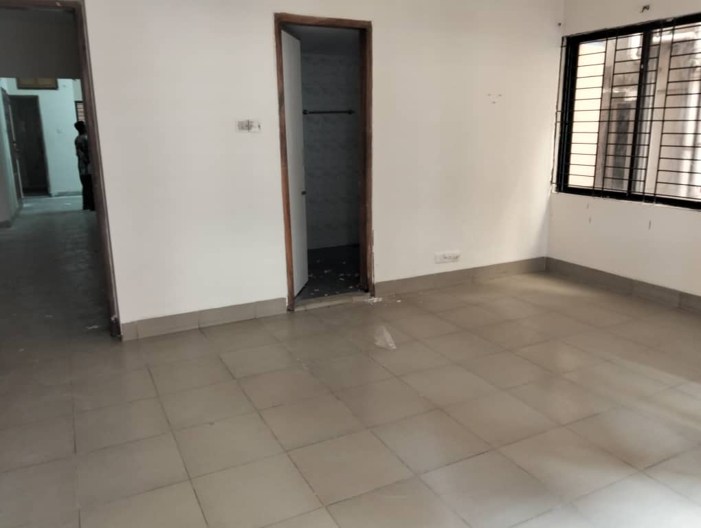 South Facing 4 Beds+ Balconies+ 5 Toilets Flat Near MRT For Rent Image 3