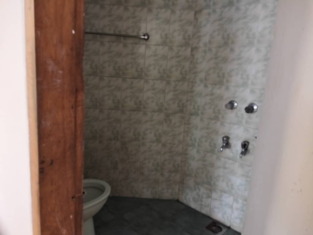 South Facing 4 Beds+ Balconies+ 5 Toilets Flat Near MRT For Rent Image 5