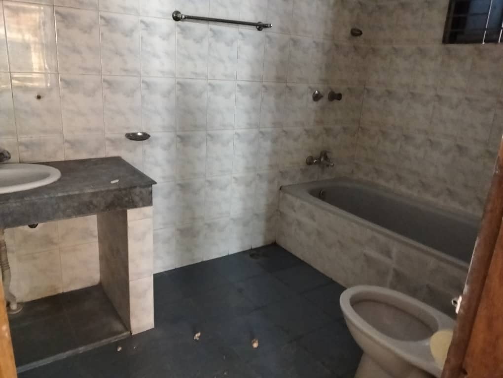 South Facing 4 Beds+ Balconies+ 5 Toilets Flat Near MRT For Rent Image 4