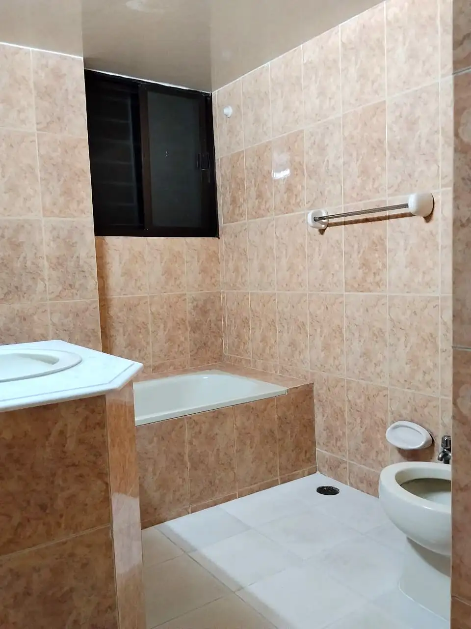 🏠 Spacious 4-Bedroom Apartment for Rent in Gulshan 2 Image 5