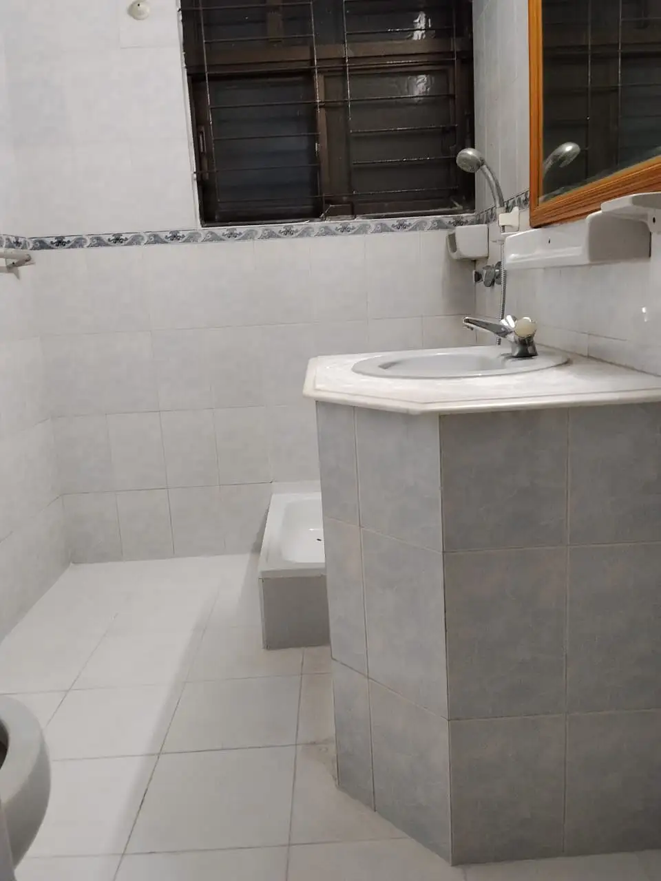 🏠 Spacious 4-Bedroom Apartment for Rent in Gulshan 2 Image 8