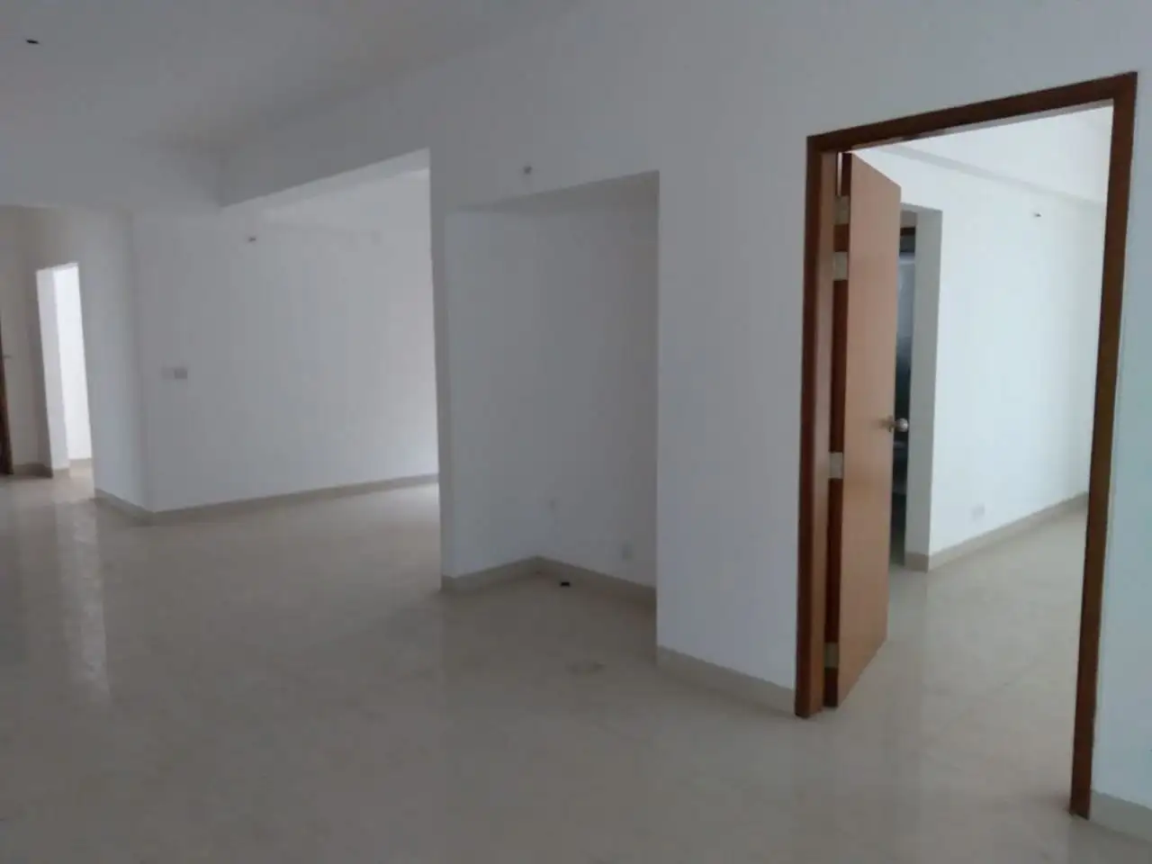 3-Bedroom 2360 SFT Luxury Apartment Sale in Bashundhara R-A Image 6