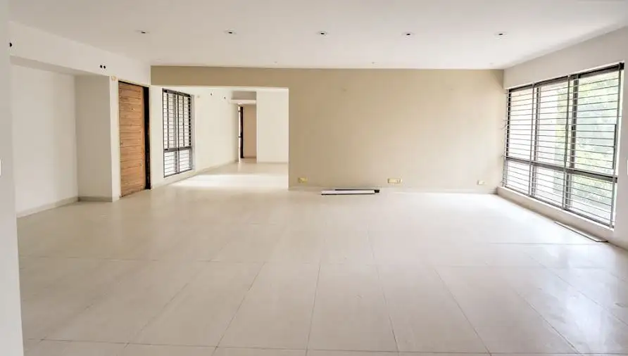 4-Bedroom Luxury Apartment for Rent in North Gulshan, Dhaka Image 6
