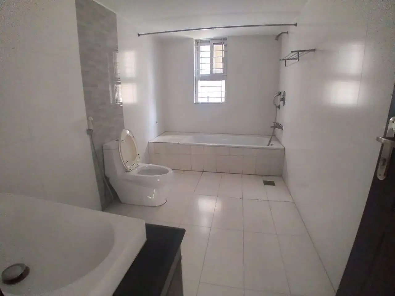 6300 SFT - 4-Bedroom Residential Apartment Rent in Dhaka in Baridhara Image 13