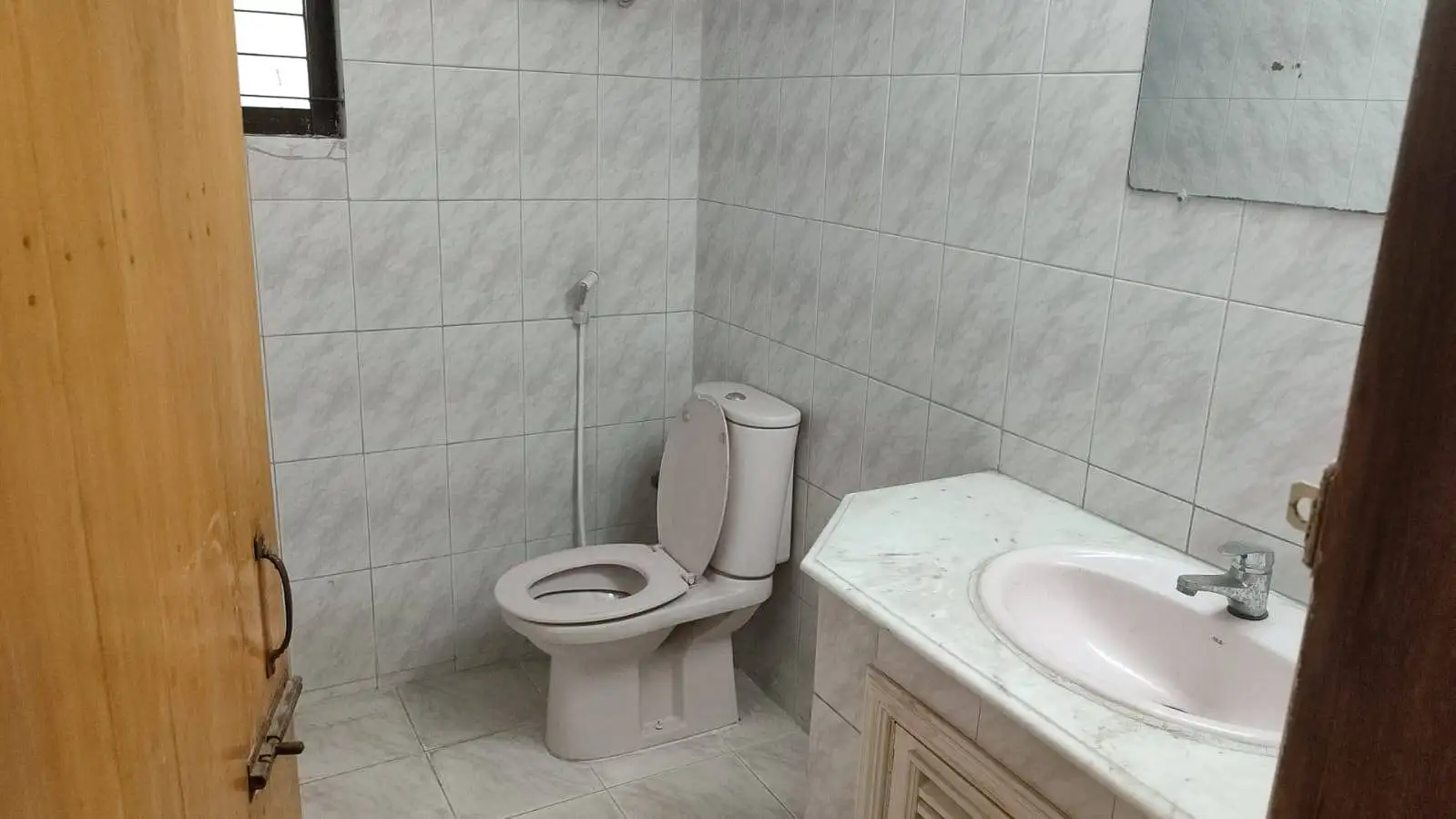 Elegant 2150 Sq ft 3-Bedroom Apartment for Rent in Dhaka, Gulshan 1 Image 3