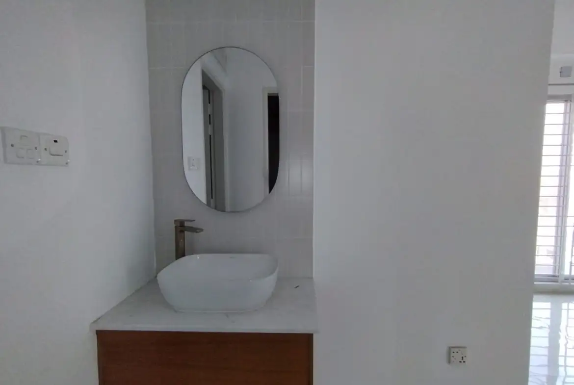 1712 SFT Used Flat for Sale in Bashundhara R/A – Exceptional Living Awaits Image 2