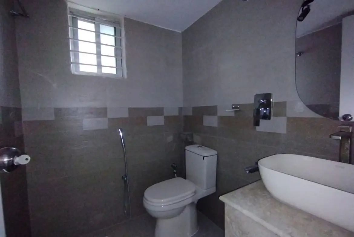 1712 SFT Used Flat for Sale in Bashundhara R/A – Exceptional Living Awaits Image 1