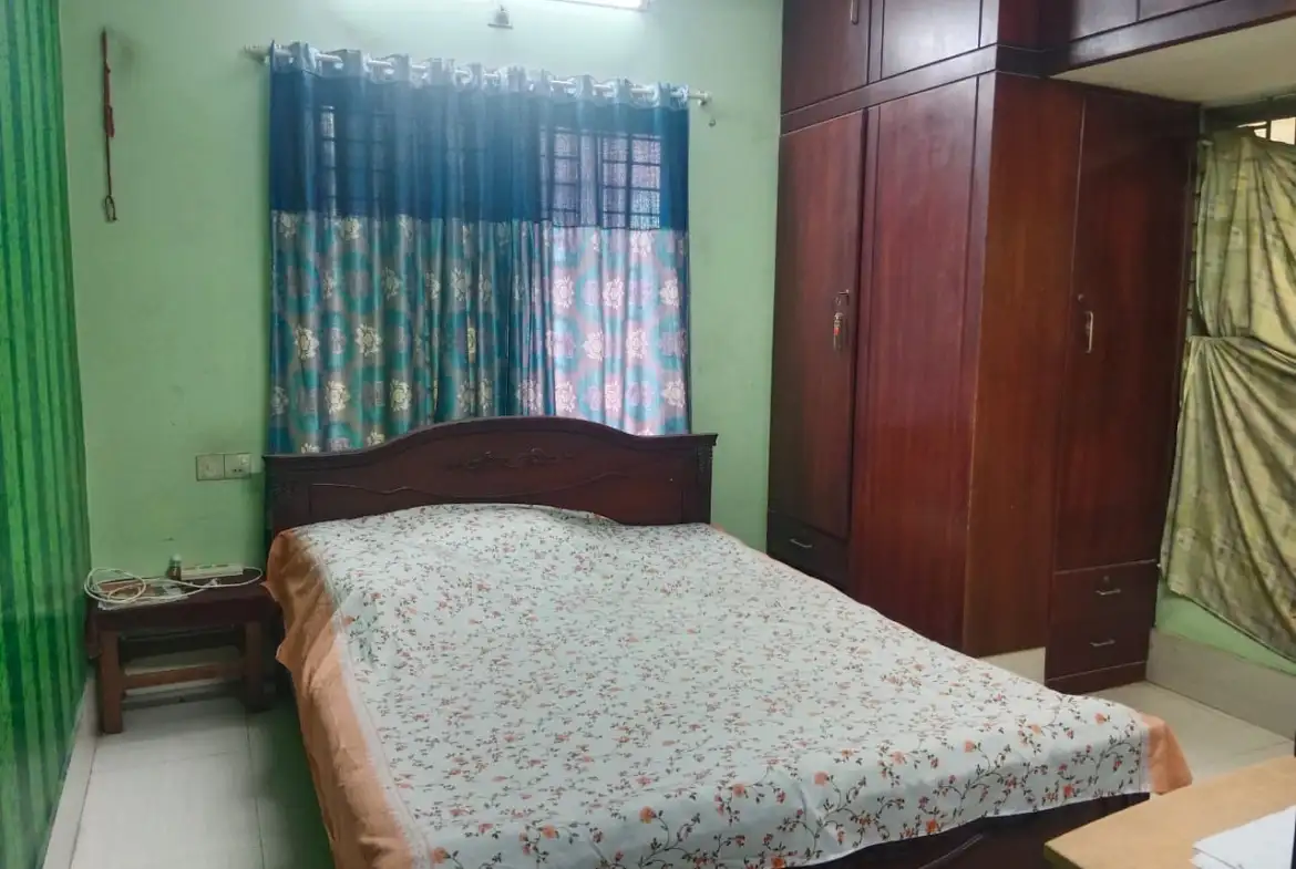 1400 SFT Flat for Sale in Banasree Thumbnail Image