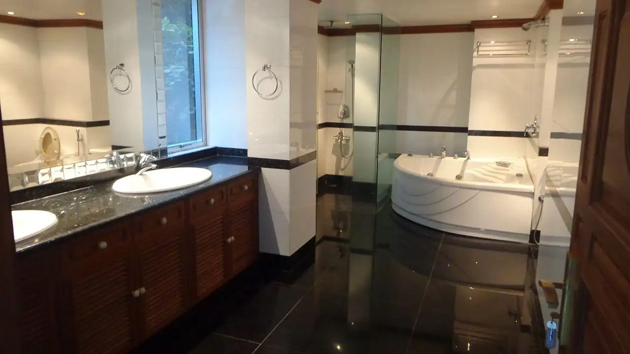 6800 SFT - 5-Bedroom Semi-Furnished Residential Apartment Rent in Dhaka in Gulshan Image 5