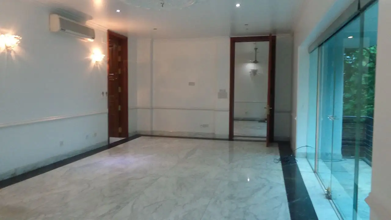 6800 SFT - 5-Bedroom Semi-Furnished Residential Apartment Rent in Dhaka in Gulshan Image 7