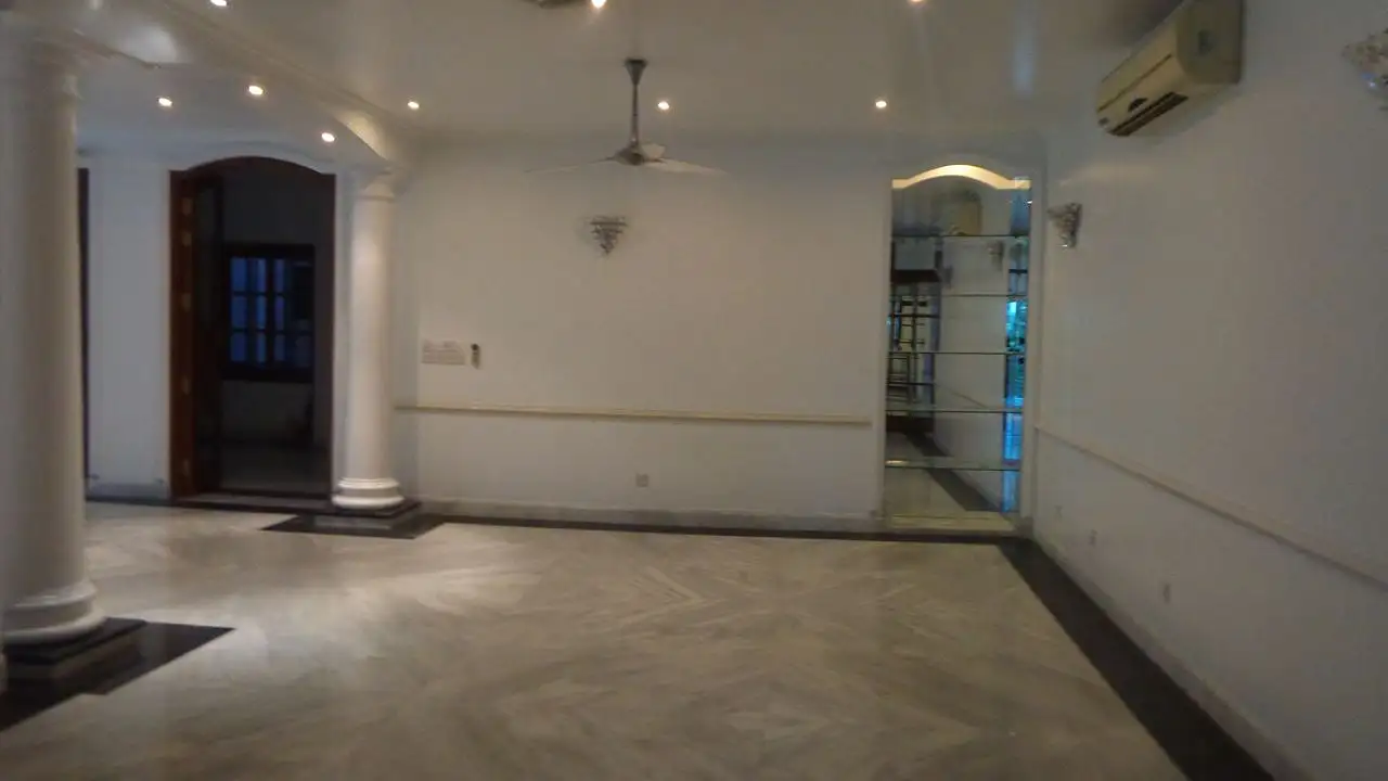 6800 SFT - 5-Bedroom Semi-Furnished Residential Apartment Rent in Dhaka in Gulshan Image 8
